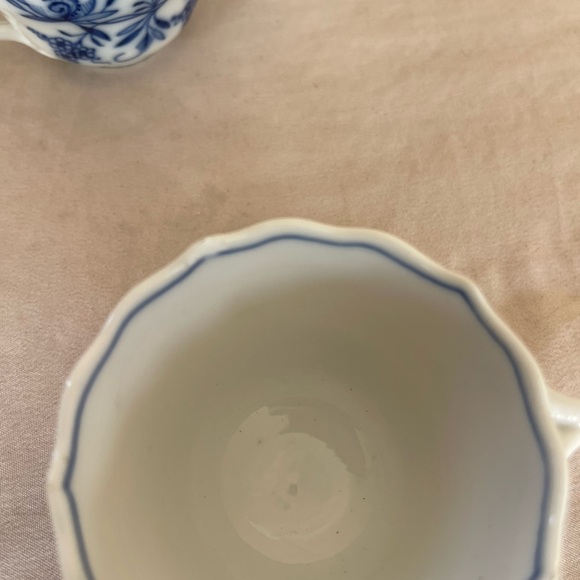 2 Meissen Blue Onion Mini Floral Teacups Vintage Germany Fine China Rare Antique - Picture 7 of 8